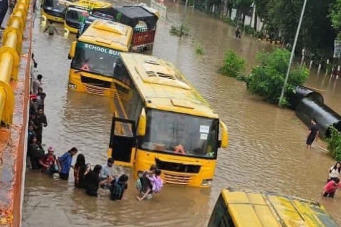 गुरुग्राम में भारी बारिश से जलभराव, घंटों स्कूल बसों में फंसे रहे बच्चे