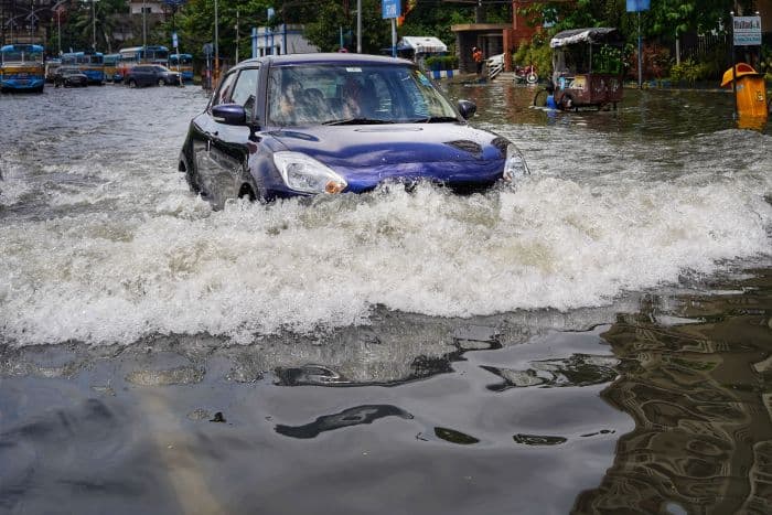 जलभराव के समय बेहतर साबित हो सकती हैं इलेक्ट्रिक कारें: रिपोर्ट