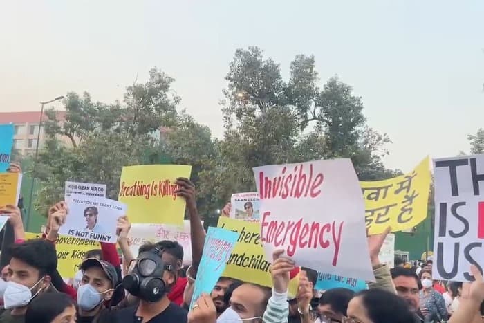दिल्ली में हवा ज़हरीली; अभिभावकों और कार्यकर्ताओं का इंडिया गेट पर प्रदर्शन