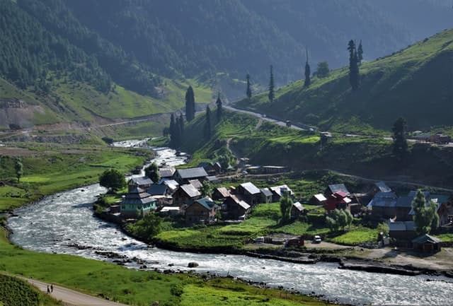 जम्मू-कश्मीर: दो विरोधाभासी कानून के साथ लागू होने से वन-अधिकार को लेकर धुंधलाती तस्वीर